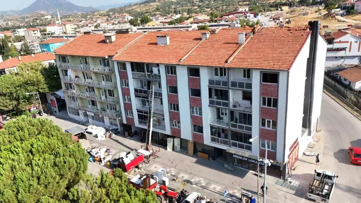Balıkesir'de Deprem Sonrası Tahliye ve Yıkım Çalışmaları Devam Ediyor