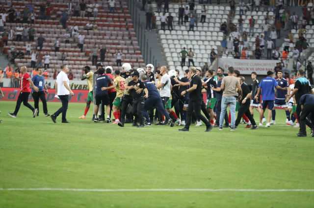 Kicks and punches were flying! The aftermath of the Amedspor-Erzurumspor match turned the area into a battlefield