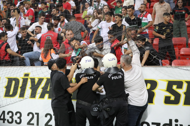 Kicks and punches were flying! The aftermath of the Amedspor-Erzurumspor match turned the area into a battlefield