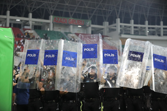 Kicks and punches were flying! The aftermath of the Amedspor-Erzurumspor match turned the area into a battlefield