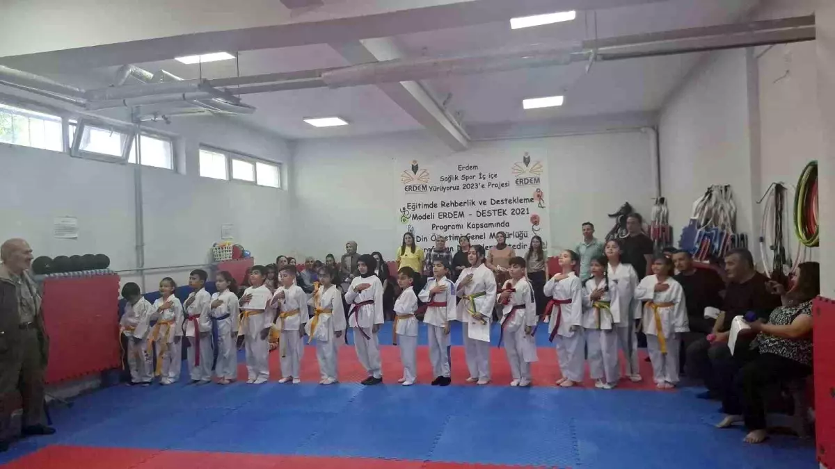 Posof'da Tekvandocu Miniklerin Kuşak Töreni