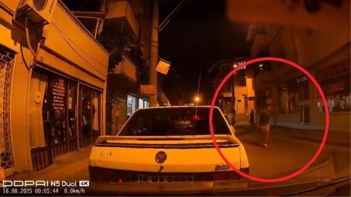 Ters Yöne Giren Otomobil Park Halindeki Araçlara Çarptı