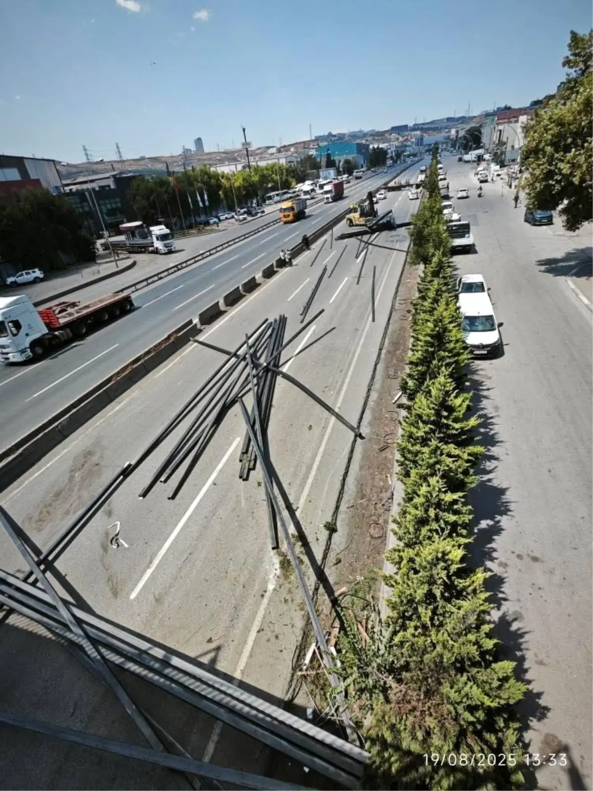 Kocaeli'de Tırdan Yola Dökülen Demir Profiller İstanbul Yönünde Trafiği Felç Etti