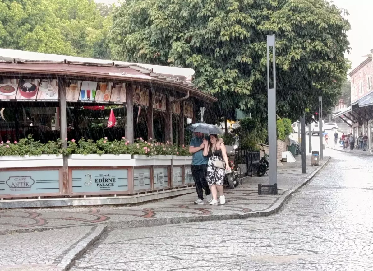 Trakya'da Şiddetli Yağış Uyarısı: Edirne'de Sağanak Başladı