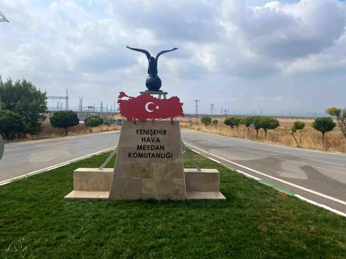Bursa'da Yenişehir Hava Meydanı'na Yapılan Kartal Figürü ve Türk Bayrağı Büyük Beğeni Topladı