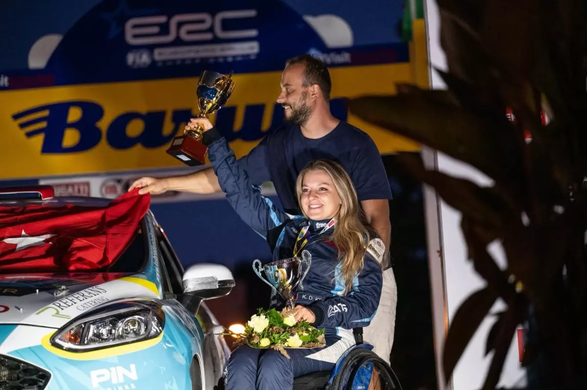 Türkiye'nin İlk Engelli Kadın Pilotundan İki Podyum