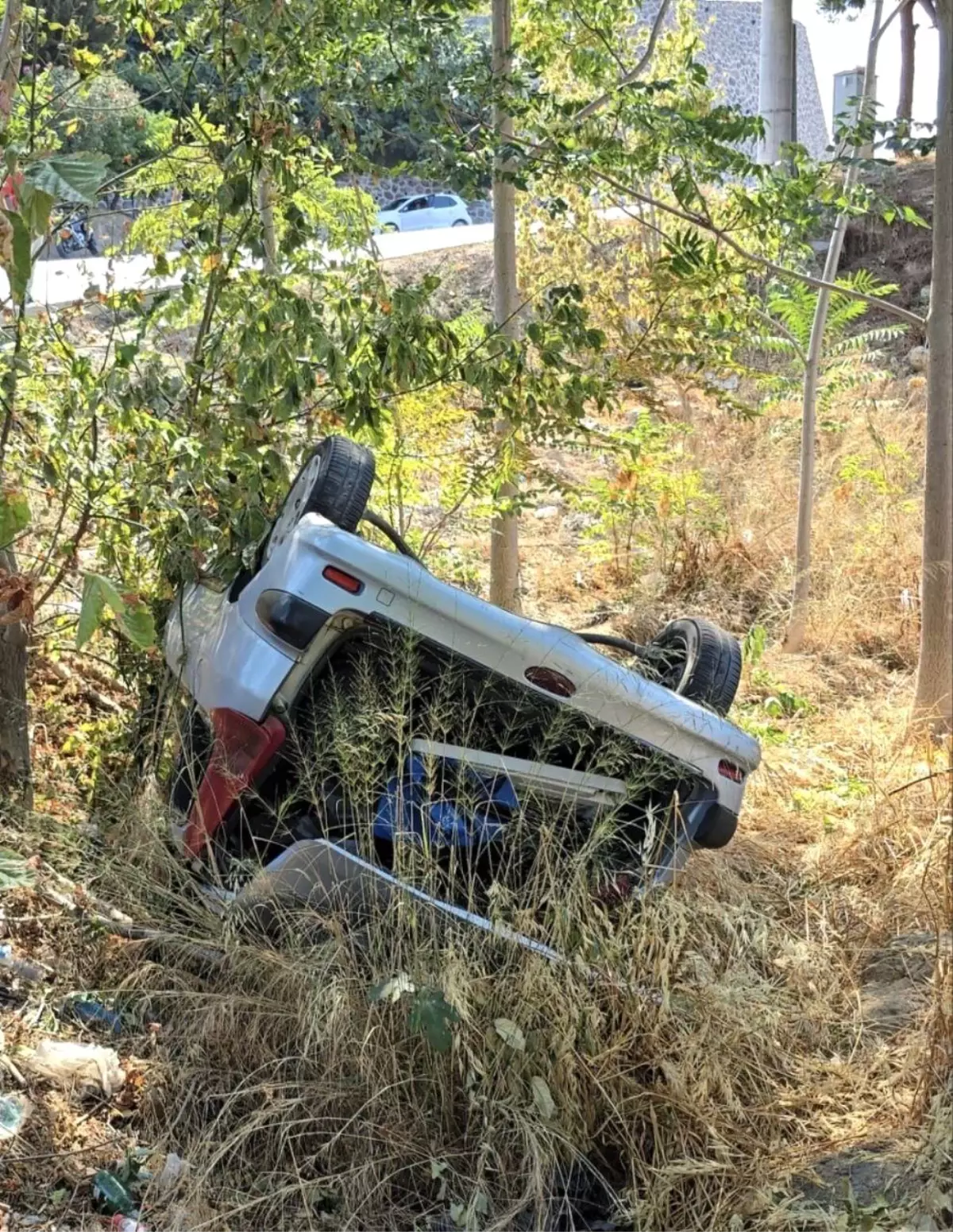 Bursa'da Uçuruma Yuvarlanan Otomobilin Sürücüsü Yaralandı
