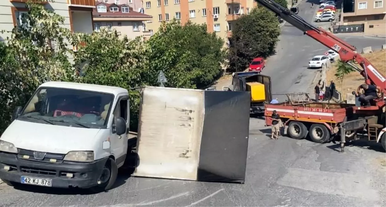 Ümraniye'de Kamyon Kazası: Jeneratör Yola Devrildi