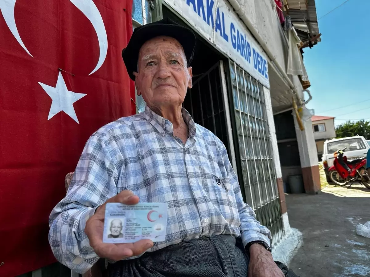 Yarım Asırdır Mahalle Kültürünü Yaşatan 'Garip Dede'