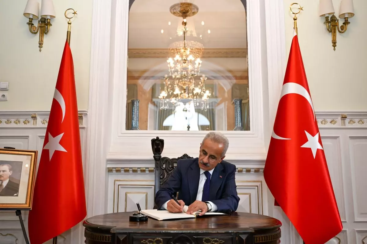 Ulaştırma ve Altyapı Bakanı Uraloğlu, Romanya'da Büyükelçiyi Ziyaret Etti