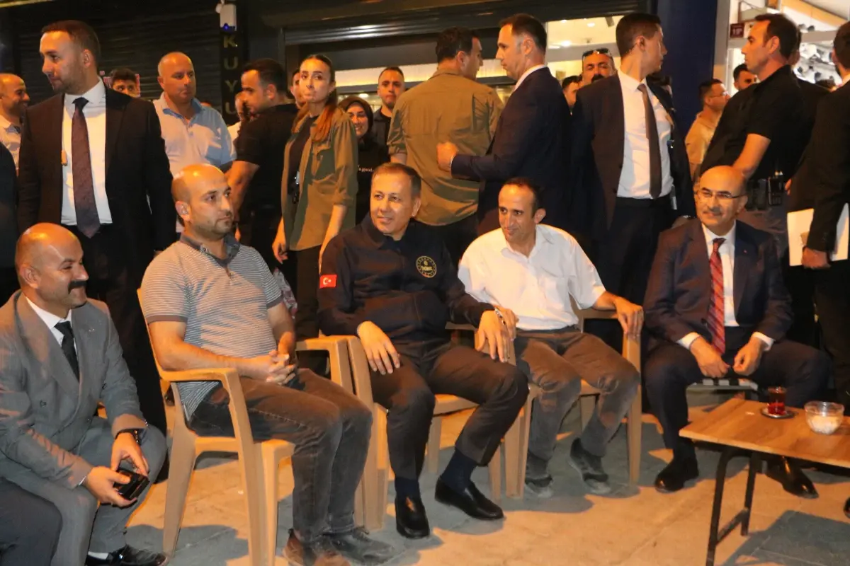 İçişleri Bakanı Yerlikaya, Hakkari'de Esnafla Bir Araya Geldi