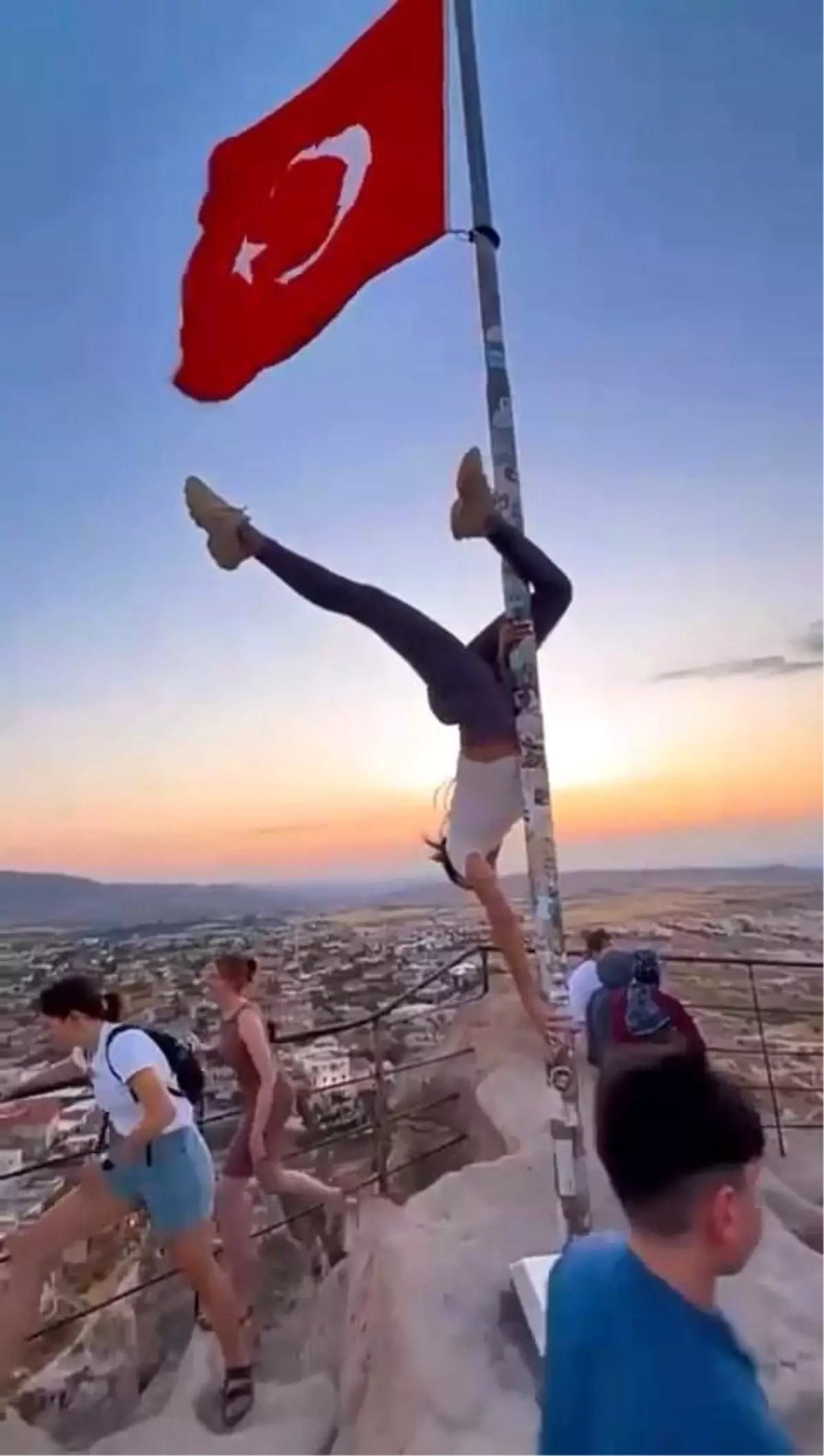 Kapadokya'da Yabancı Turistin Türk Bayrağına Uygunsuz Hareketi Tepki Topladı
