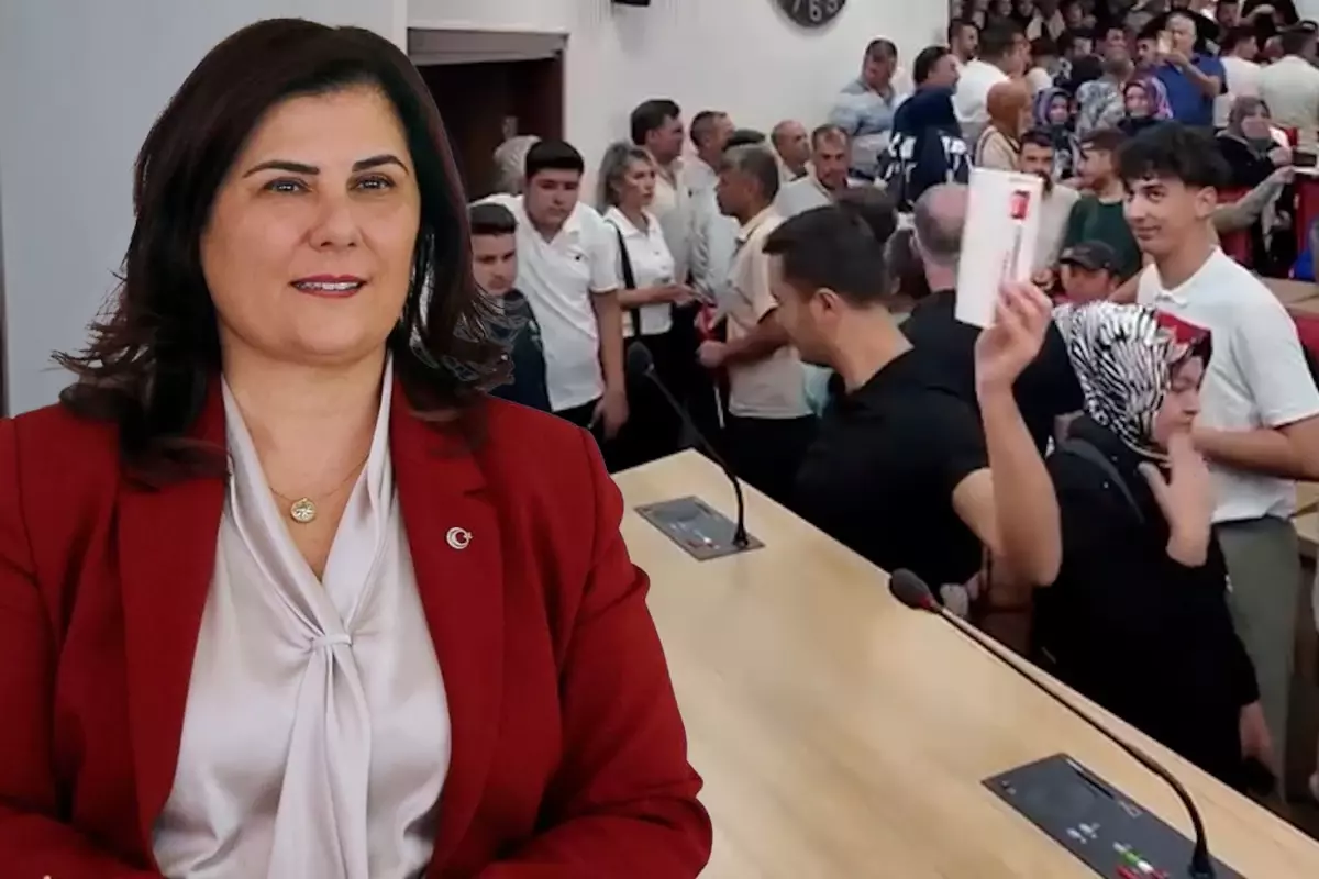 Çerçioğlu gerilimi sürüyor! Belediye meclis salonuna girip CHP logolu kartları yere attılar