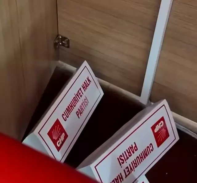 The tension with Çerçioğlu continues! They entered the municipal council chamber and threw CHP logo cards to the ground