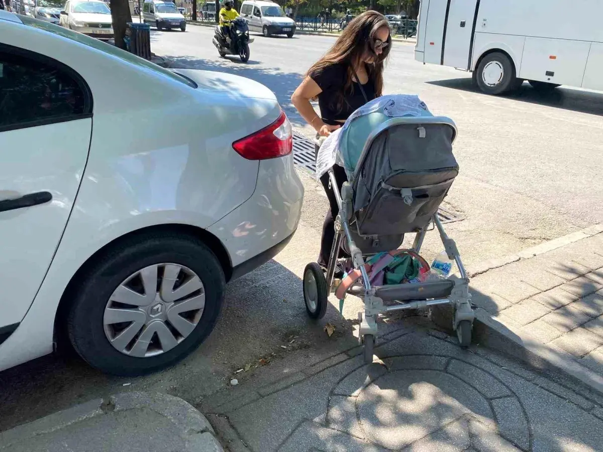 Eskişehir'de Engelli ve Bebek Arabası Geçiş Alanlarının İhlali Tepki Topladı