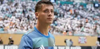 Gözünü bir an olsun ayırmadı! İlk 11'de sahaya çıkan Arda Güler'e sevgili sürprizi
