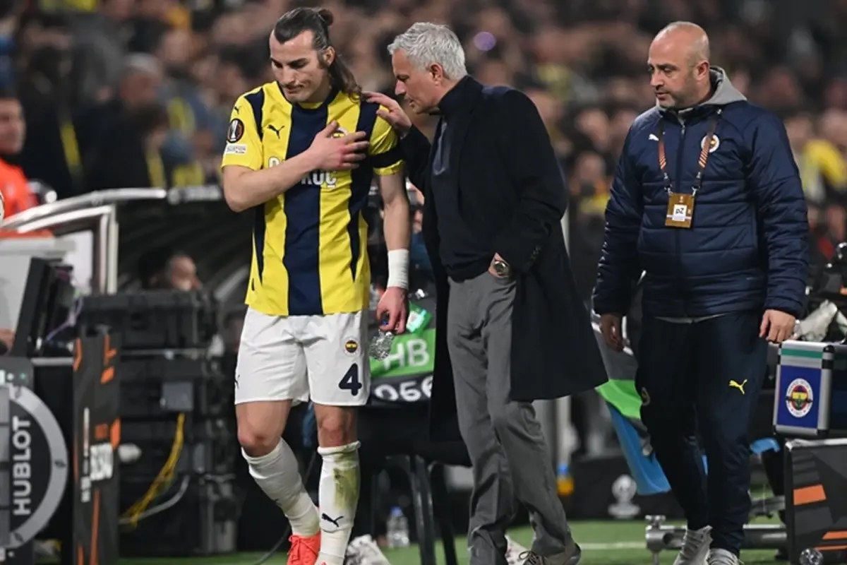 İmzayı atıyor! Çağlar Söyüncü ezeli rakibe hayırlı olsun