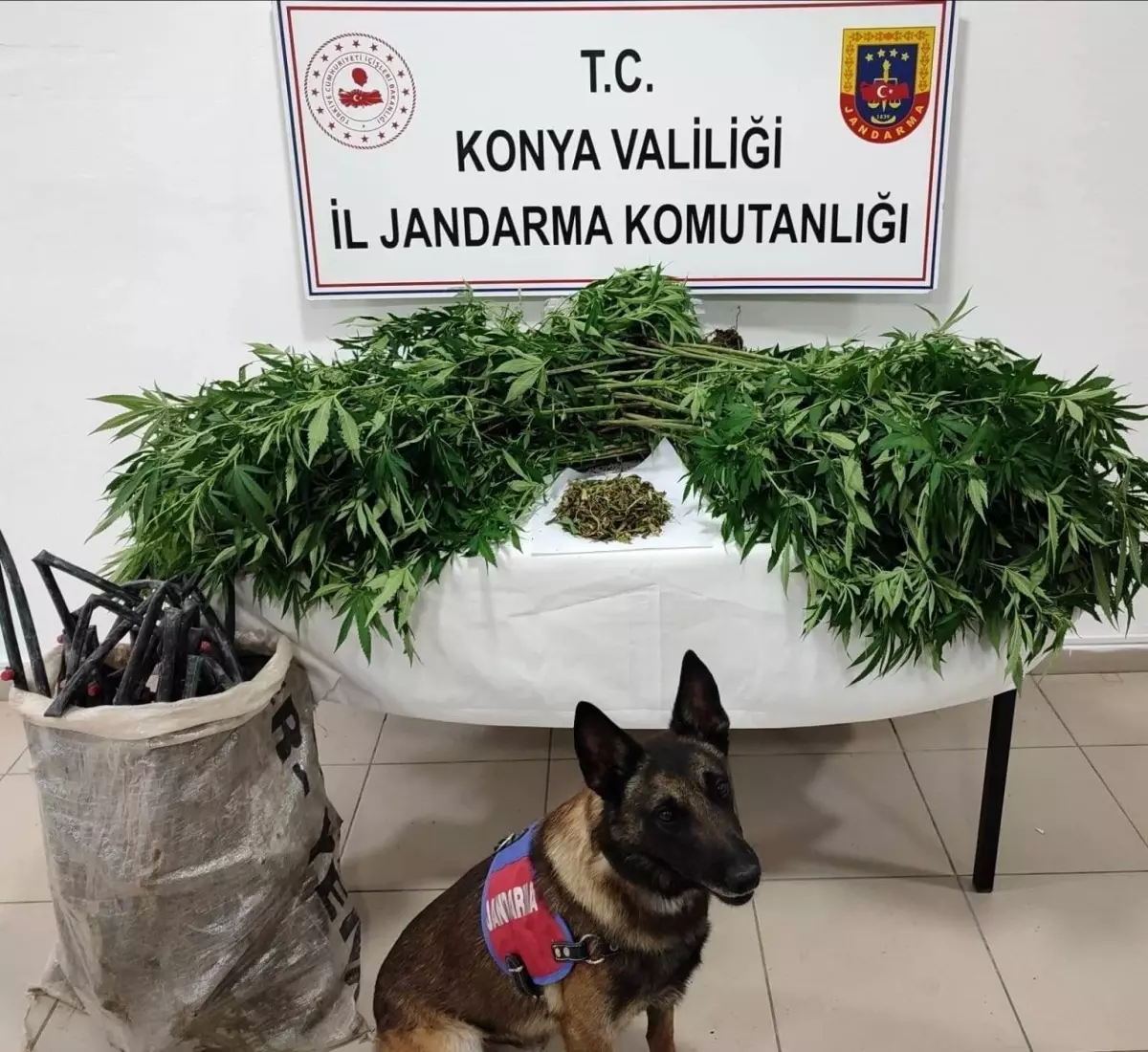 Konya'da Uyuşturucu Operasyonu: 4 Gözaltı ve Çok Sayıda Suç Unsuru Ele Geçirildi