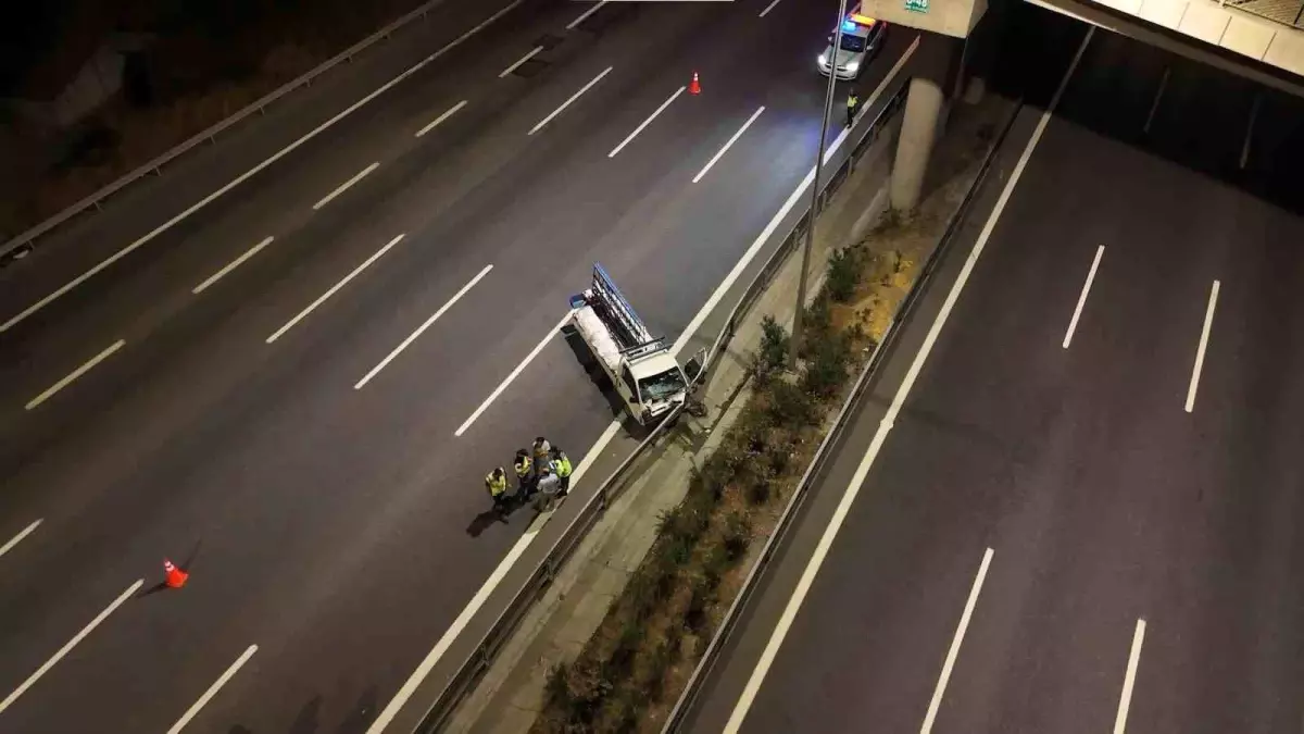Kuzey Marmara Otoyolu'nda Ticari Araç Kazası: Sürücü Kurtarıldı