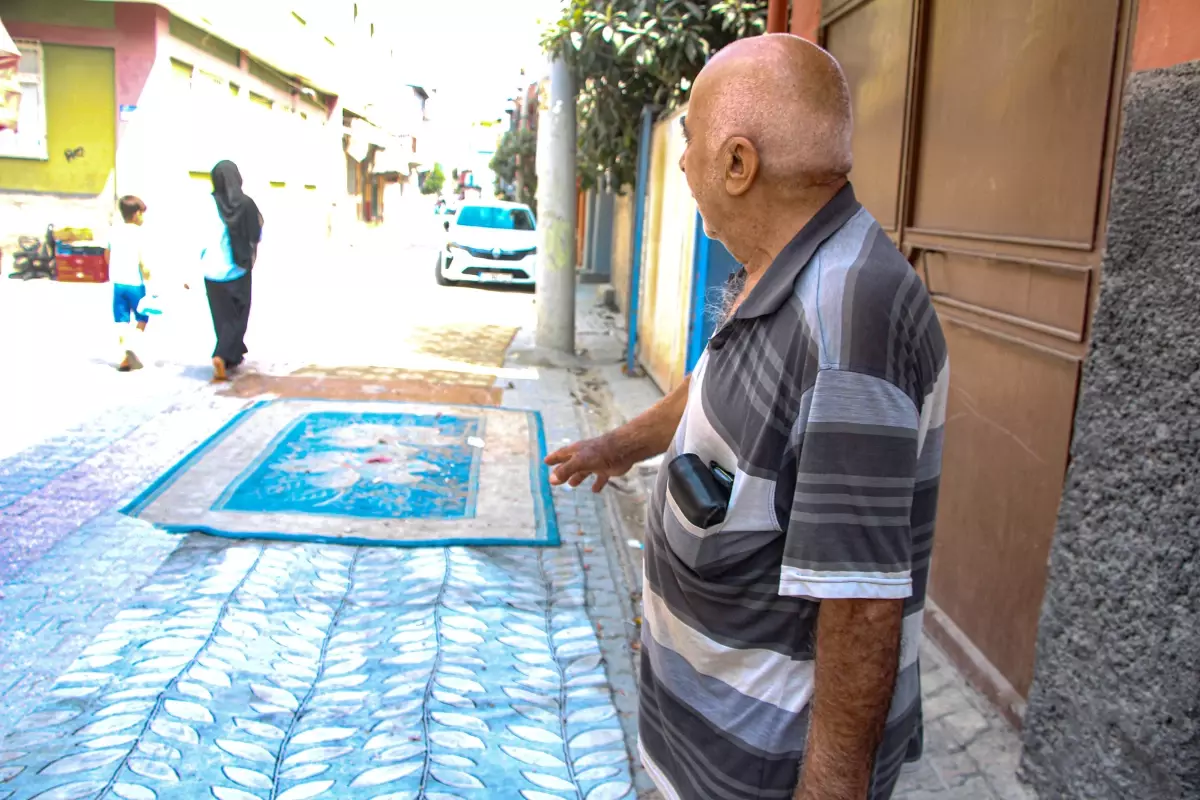 Adana'da Mahalleli Bozuk Yollara Karşı Halı Serdi