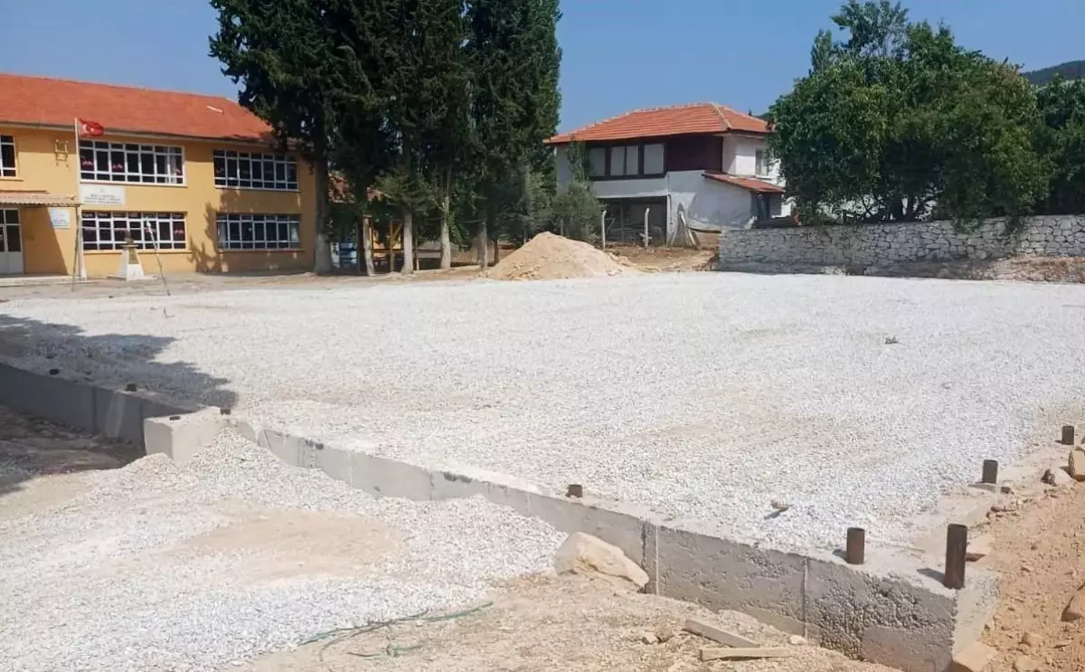 Menteşe'de 6 halı saha yapımı sürüyor