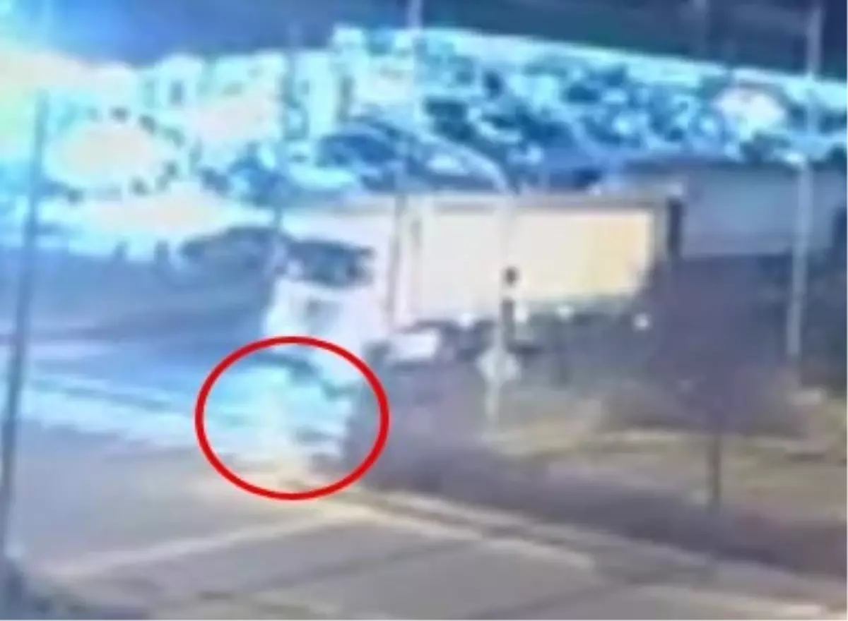 Düzce’de Kırmızı Işıkta Yaya Geçmeye Çalışan A.B.’ye Motosiklet Çarptı