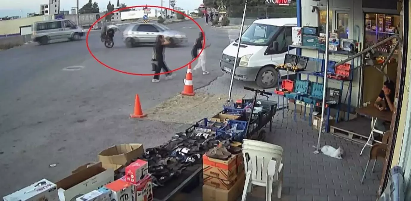 Hatay'da Motosikletin Otomobile Saplandığı Kaza Anı Güvenlik Kamerasında
