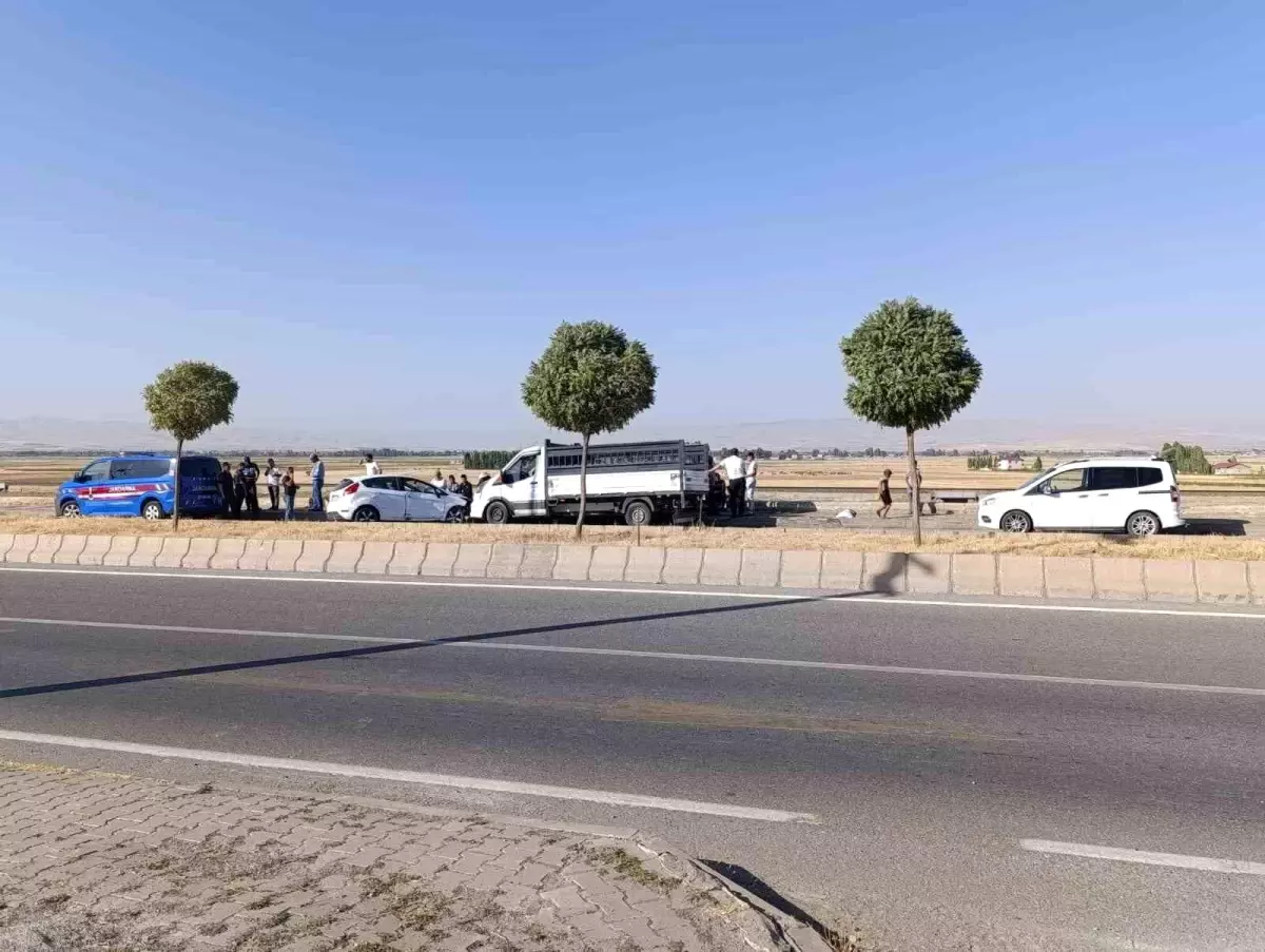 Muş'ta Kamyonet ile Otomobil Çarpıştı: 2 Yaralı
