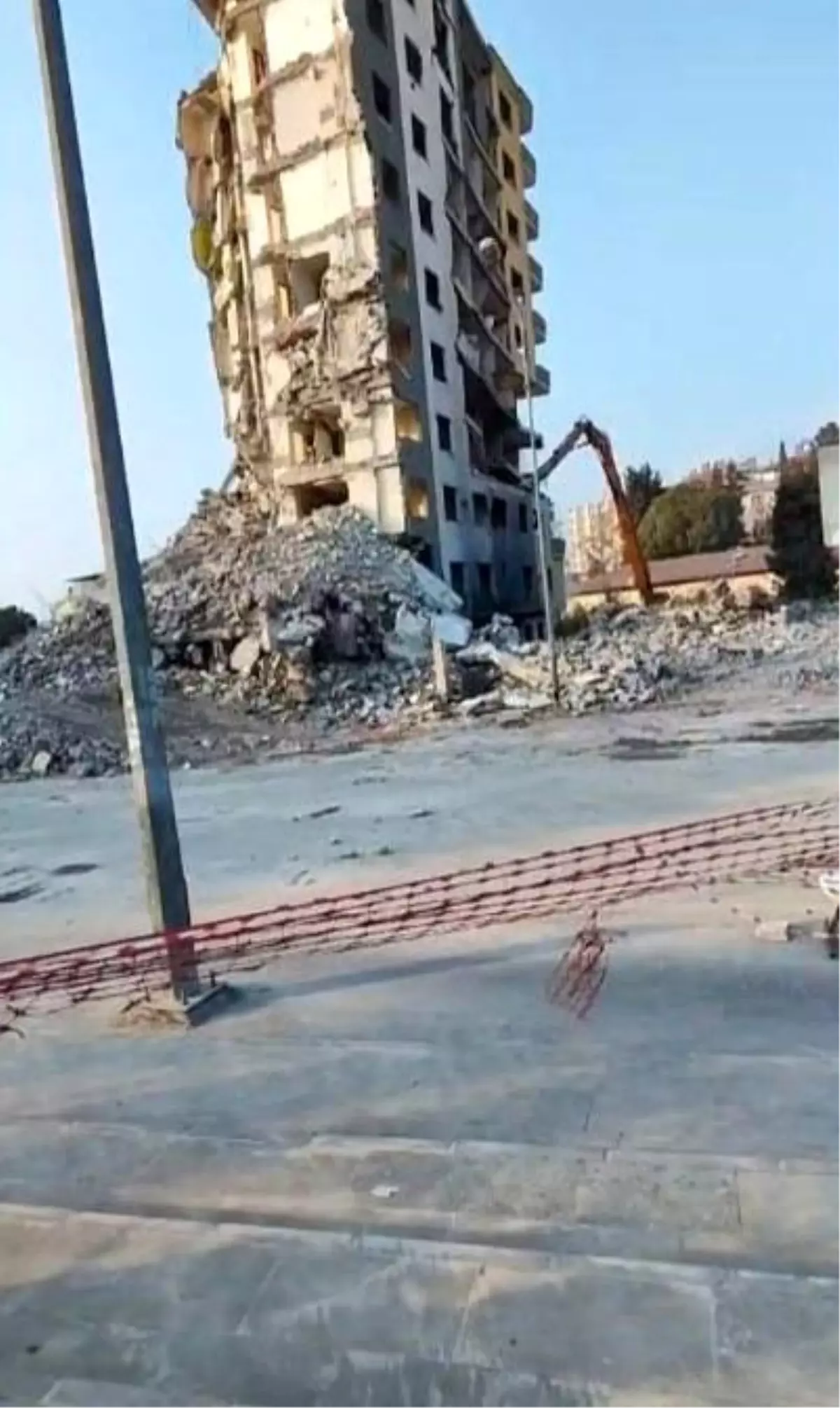 Osmaniye'de Depremzedeler İçin Yıkım Kararı Alınan Bina, Tek Dokunuşla Yıkıldı