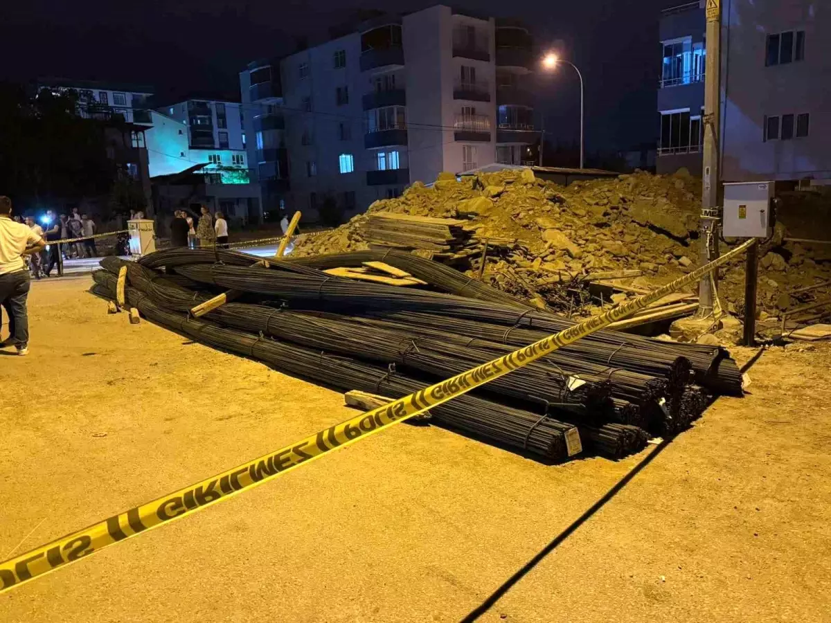 Osmaniye'de Tırdan Düşen İnşaat Demirleri Motosiklete Devrildi: 2 Yaralı