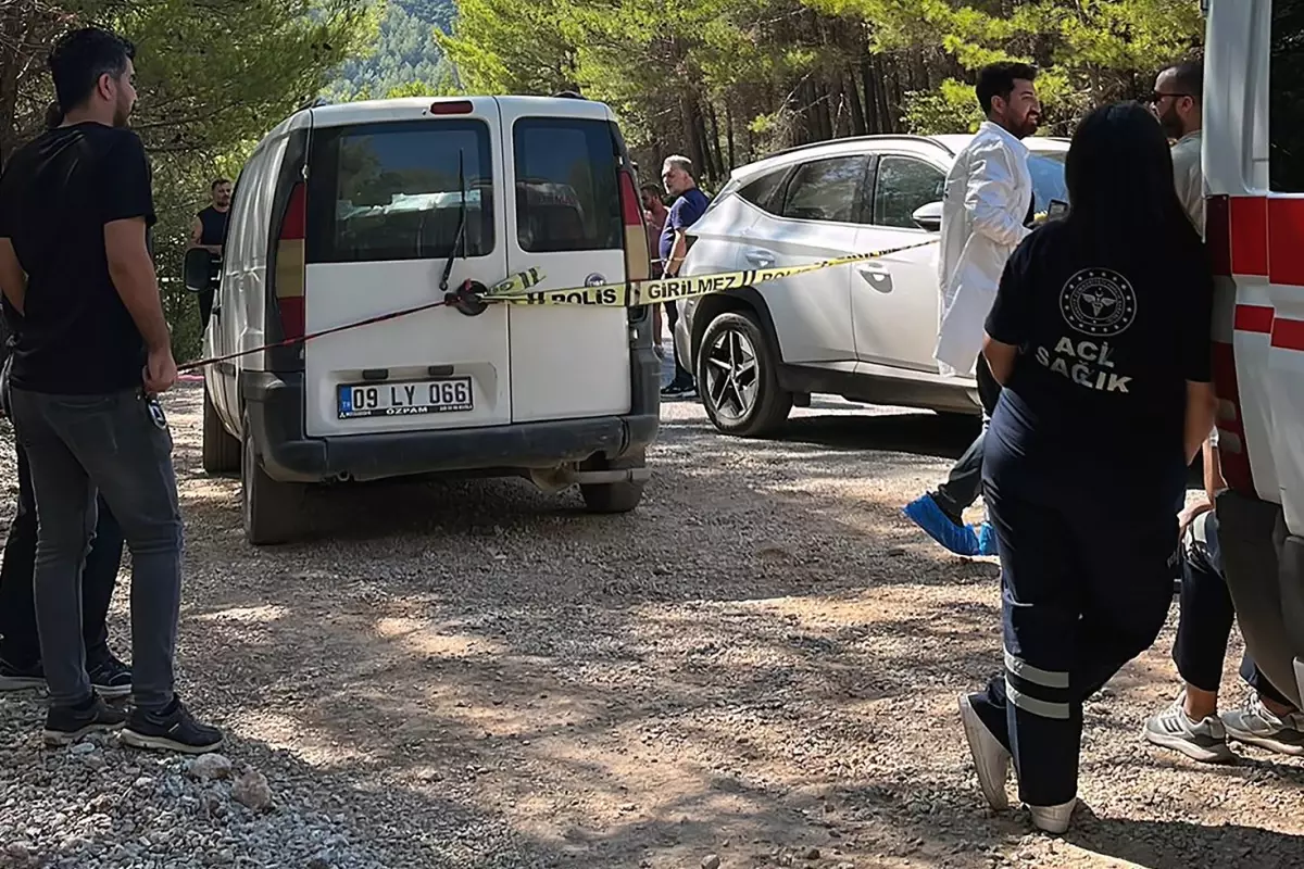 Otomobilde tüfekle vurulmuş halde ölü bulundu