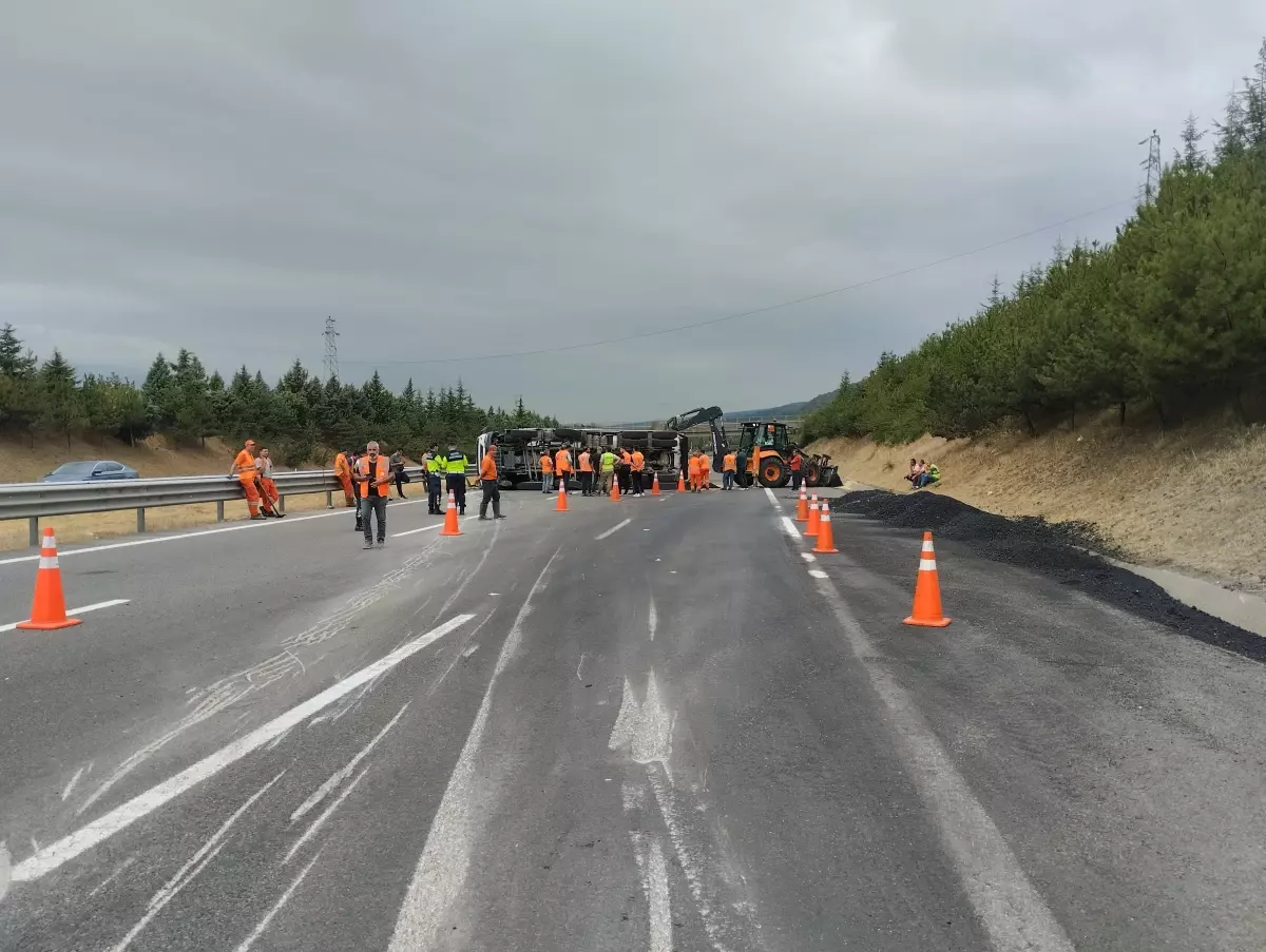 Düzce'de Asfalt Yüklü Kamyon Devrildi, Otoyol Ulaşıma Kapandı