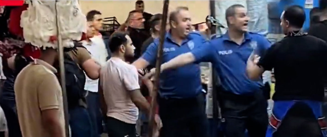 pazarcilar arasinda doner bicakli kavga 1 polis 18966528 41 m