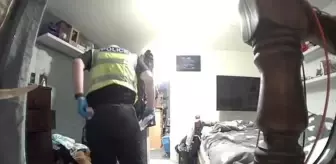 Polis, arama yaptığı evde ev sahibi kadının iç çamaşırlarını çaldı