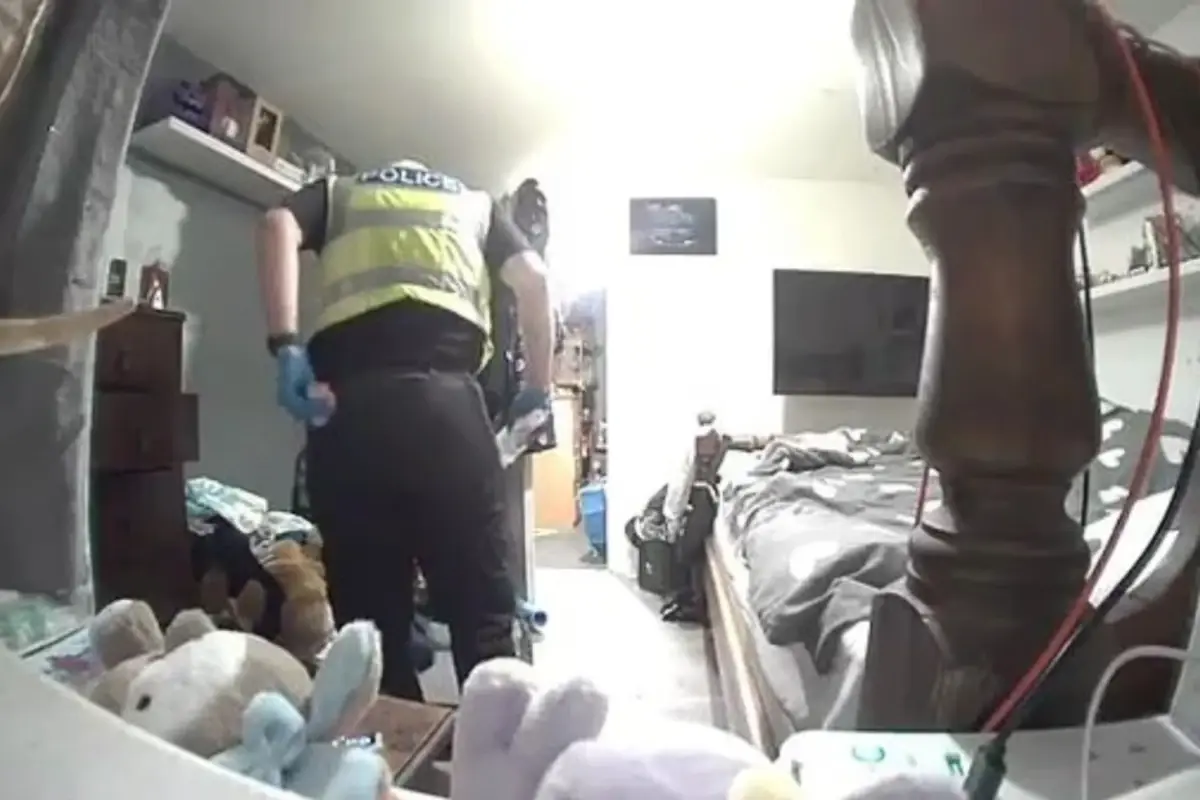 Polis, arama yaptığı evde ev sahibi kadının iç çamaşırlarını çaldı