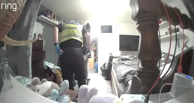 polis arama yaptigi evde ev sahibi kadinin ic 18964445 7651 m