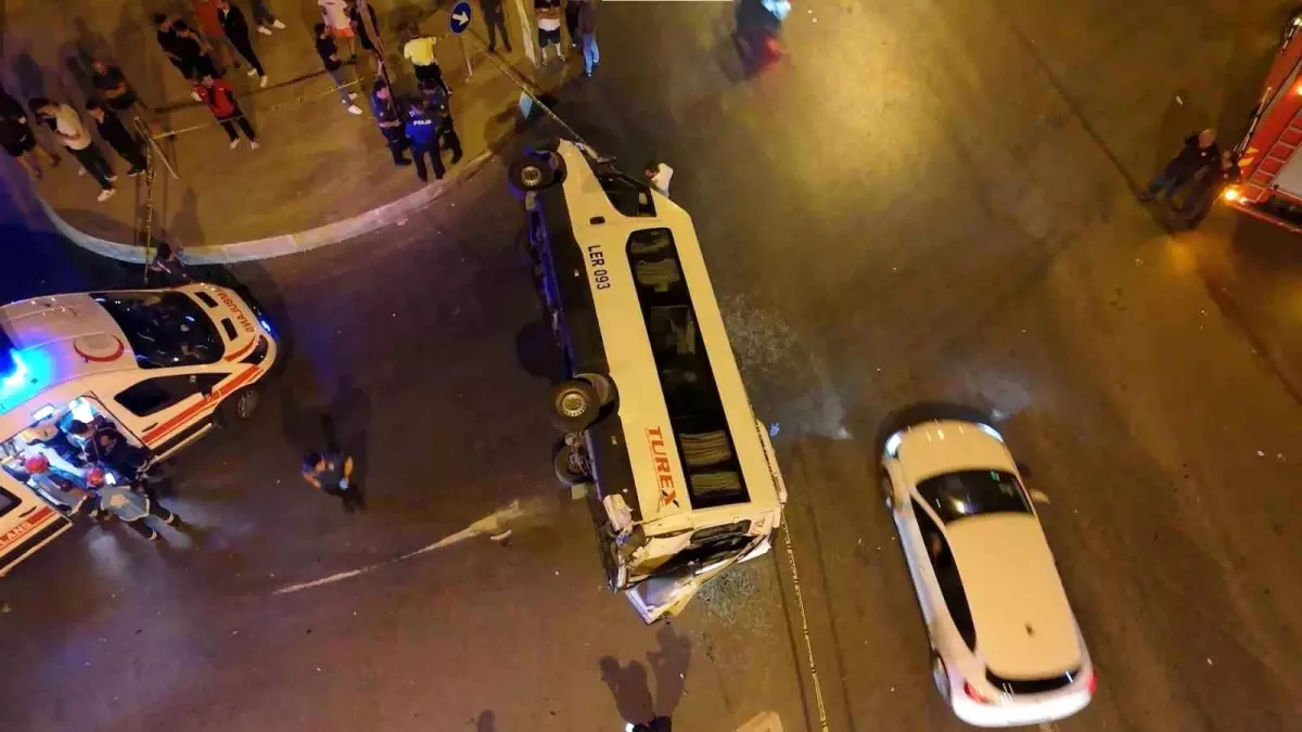 Sultanbeyli'de Aşırı Hızla Seyreden Araç Minibüsle Çarpıştı: 10 Yaralı