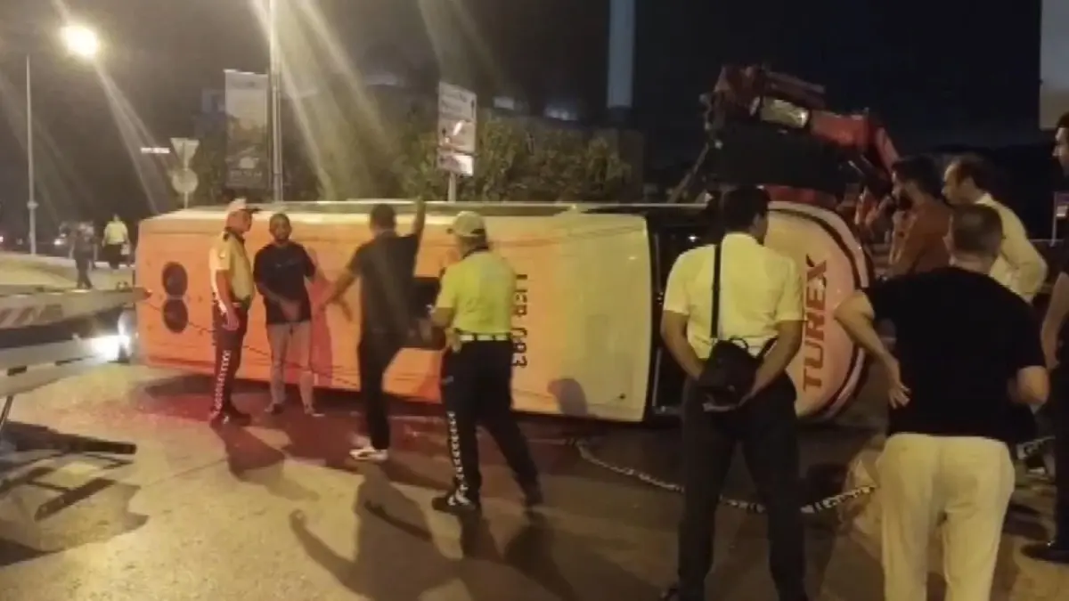 Sultanbeyli'de Otomobil ve Minibüs Çarpıştı: 10 Yaralı