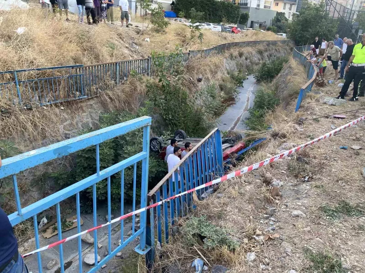 Ümraniye'de Otomobil Dereye Düştü, Sürücü Vatandaşlarca Kurtarıldı