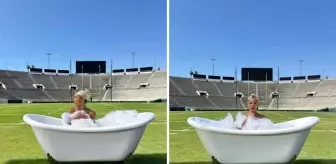 Ünlü kadın sporcu, futbol sahasına küvet koyup çıplak poz verdi
