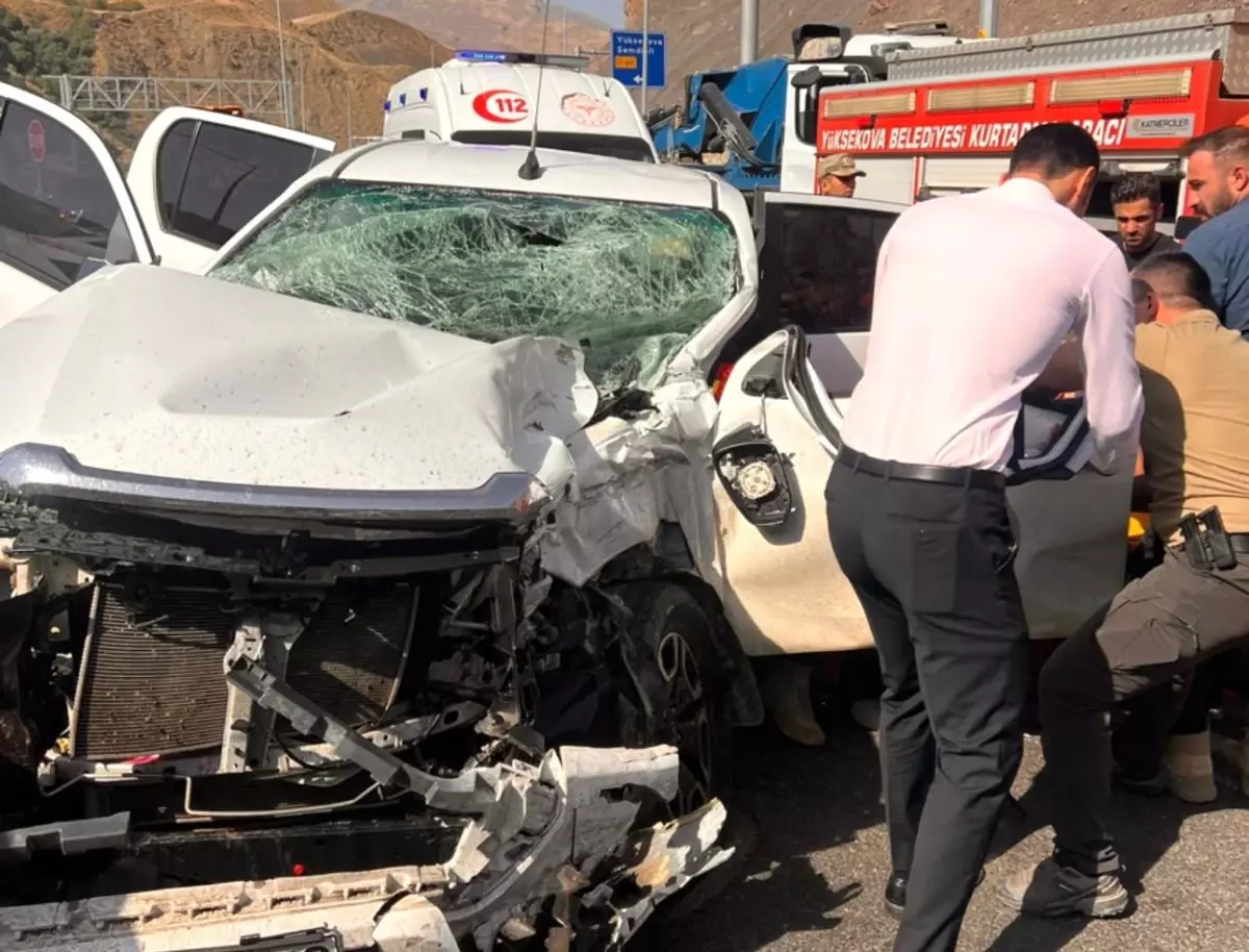 Yüksekova'da Trafik Kazası: 3 Yaralı