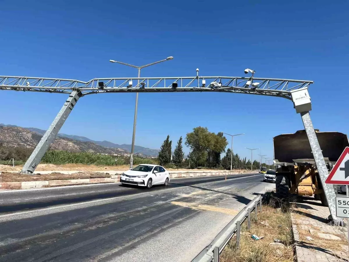 İncirliova'da Kamyonun Damperi PTS Direğine Sıkıştı