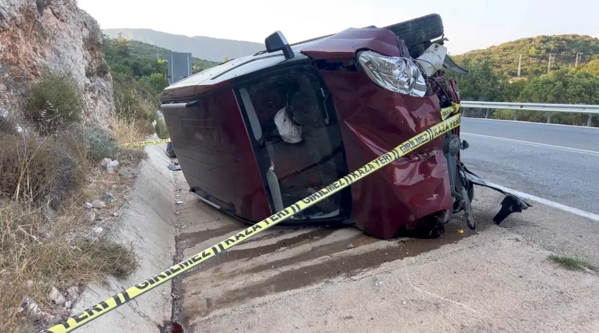 Antalya'da Kamyonet Ters Döndü: 6 Yaralı