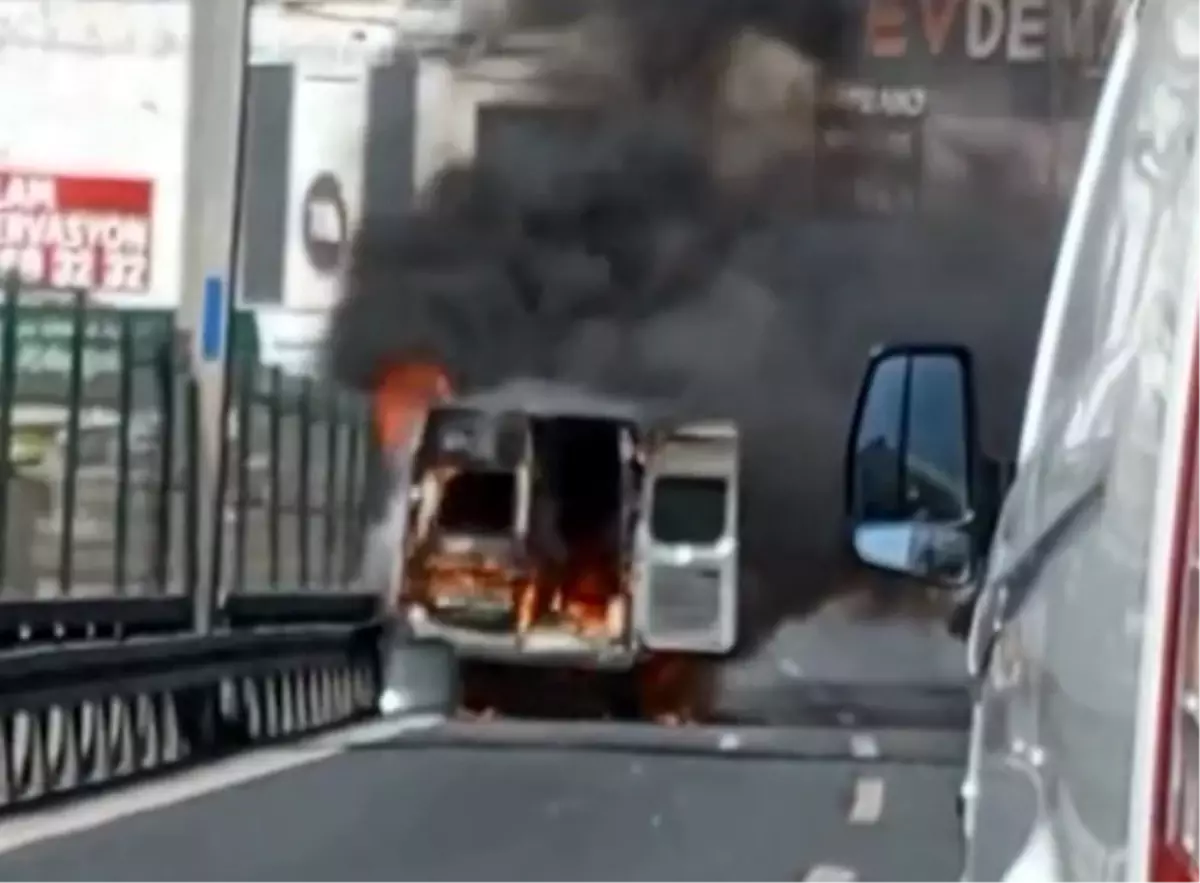 Avcılar'da Minibüste Yangın: D-100 Karayolu'nda Trafik Yoğunluğu