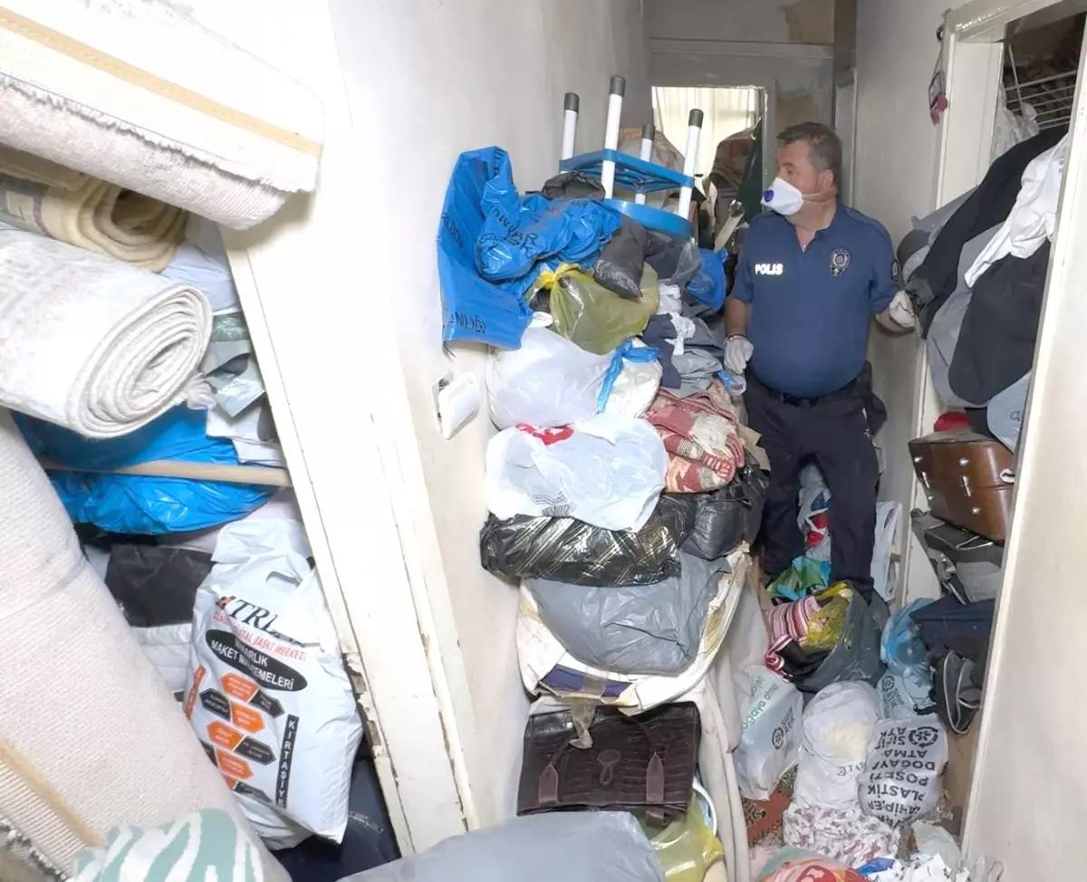 Avcılar'da 'Çöp Ev' Olayı: 85 Yaşındaki Kadının Dairesinden 12 Kamyon Eşya Çıkarıldı