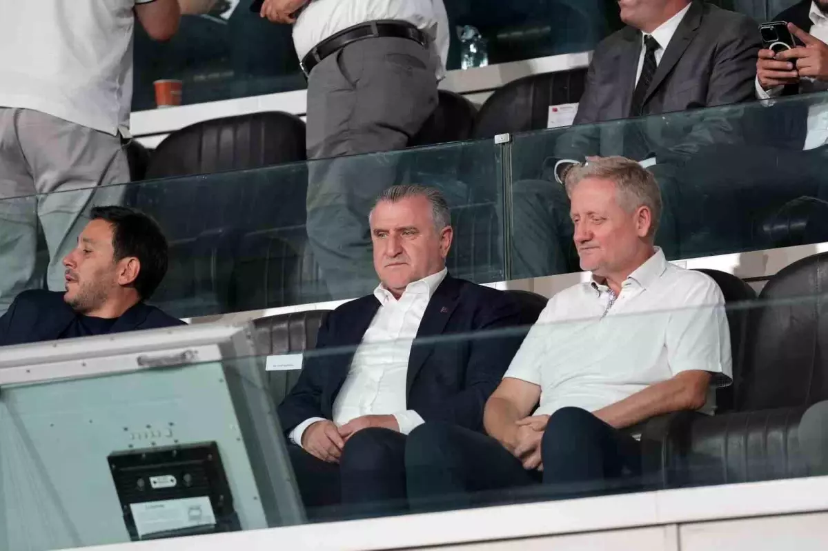 Gençlik ve Spor Bakanı Osman Aşkın Bak, Başakşehir'in Maçını İzledi