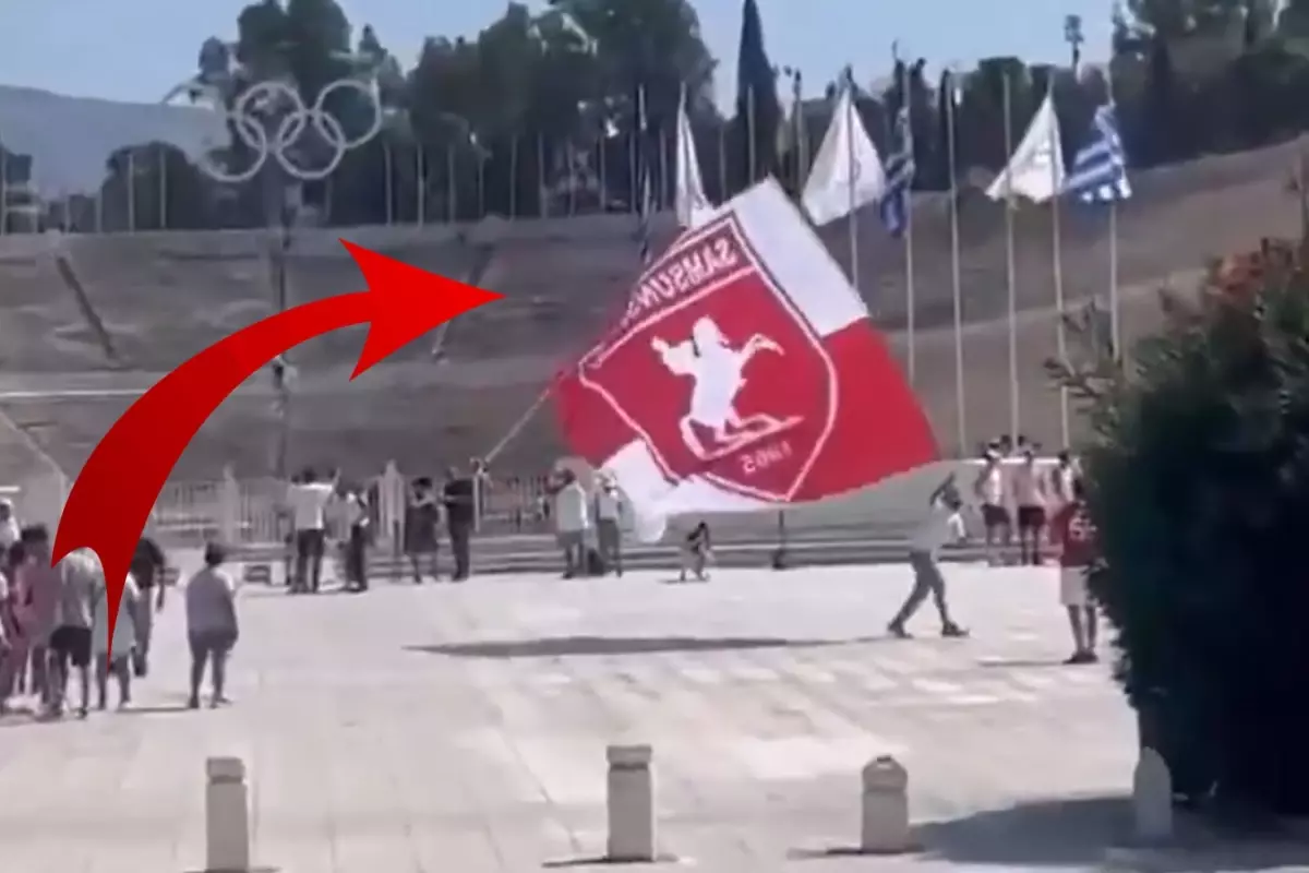 Bir Samsunspor taraftarı, Yunanistan'ın ortasında Atatürk logolu bayrağı dalgalandırdı