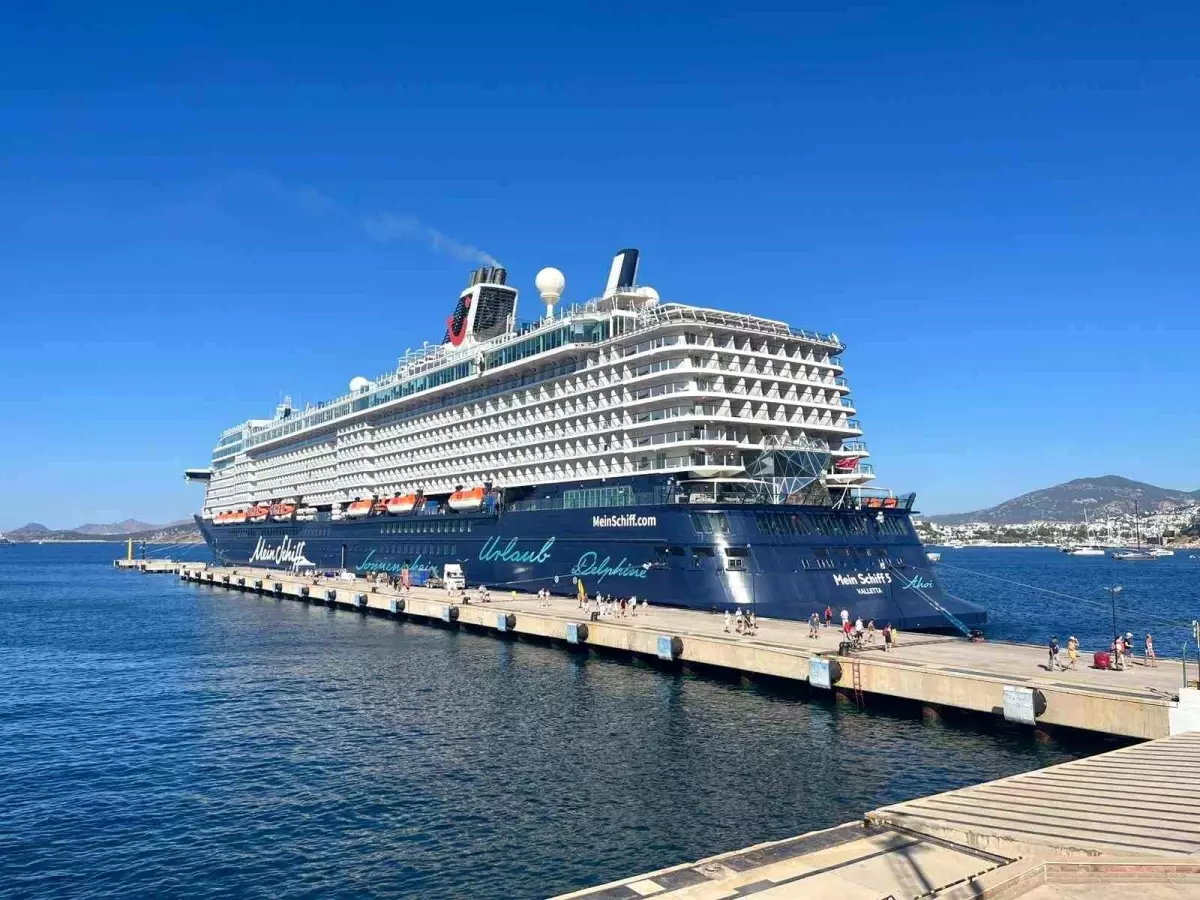 Bodrum'a 2 bin 772 Yolcu Getiren 'Mein Schiff 5' Kruvaziyeri Geldi
