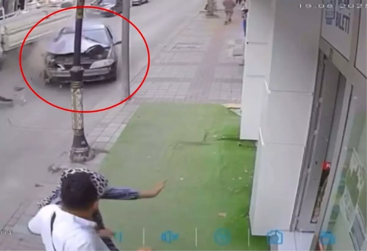 Alkollü ve Ehliyetsiz Sürücünün Yolda Yarattığı Felakette Yayalar Son Anda Kurtuldu