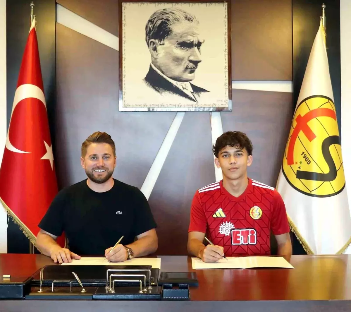 Eskişehirspor, Ozan İsmail Cörüt ile Profesyonel Sözleşme İmzaladı